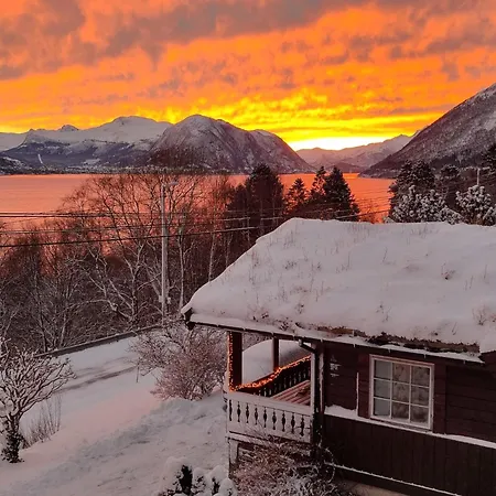 Cosy Chalet, 100m2 With Fjordview! * Lauvstad