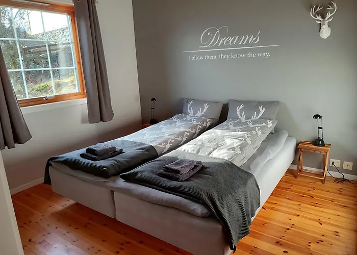 Cosy Chalet, 100m2 With Fjordview! Chaleter Lauvstad