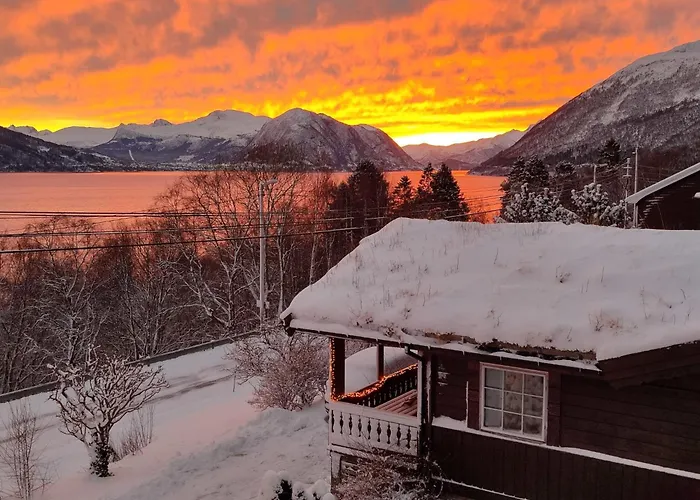 Cosy Chalet, 100m2 With Fjordview! * Lauvstad